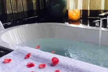 魔都水疗池中的失重冥想：当身体学会漂浮